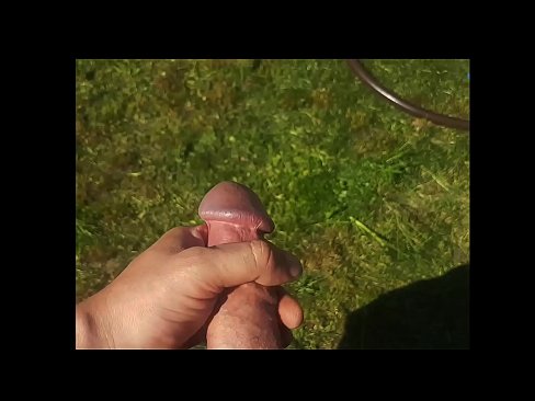 ❤️ A boazona se fode e se ejacula com um esguicho em um jardim de verão ❌ Porno fb em nós ❌❤