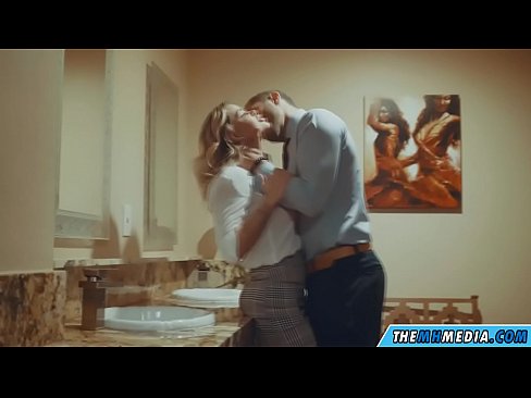 ❤️ Quando uma loira peituda o seduz em um banheiro público ❌ Porno fb em nós ❌❤